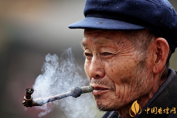 旱煙和煙卷哪個(gè)危害大，旱煙袋很有講究