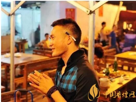 香煙夾耳朵上是怎么來的，耳夾煙是男人的專利